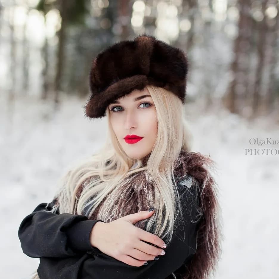 Норковый берет с козырьком